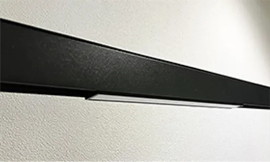 深型ダクトレールに取り付けたライン照明
